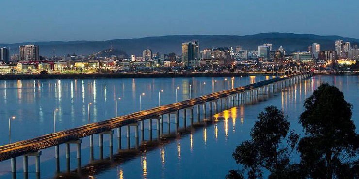 Vista nocturna de Concepción y su conexión urbana