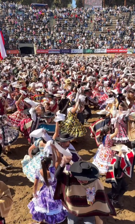 Bailarines participando en un encuentro masivo de cueca chilena